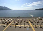Hotel posiada prywatną plażę z bezpłatnymi leżakami i parasolami dla swych gości