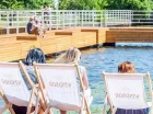 Latem goście cieszą się prywatną plażą nad wodą