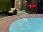 5-osobowe jacuzzi z dyszami masującymi i temperaturą wody 36°C