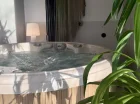 Odprężeniu niezależnie od pogody na zewnątrz sprzyja także wewnętrzne jacuzzi