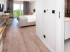 W pokoju junior suite mieści się rozkładana sofa dla dwójki dzieci