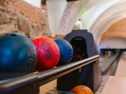Gotyckie cegły połączone z nowoczesnością  pasują do  wieczoru bowlingowego