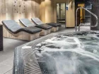 Goście mogą korzystać z wygodnej strefy wellness z jacuzzi i saunami