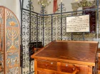 Wnętrze pobliskiej synagogi Remu