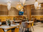 Stylowe wnętrza restauracji są w stylu japandi