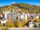 Z okien hotelu widać beskidzkie wzniesienia i lasy