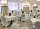 Przestronna hotelowa restauracja oferuje śniadania i obiadokolacje