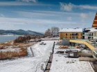 Hotel jest położony w sercu Karkonoszy, nad brzegiem Zalewu Sosnówka