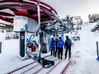 Do dostania się na szczyt służy nowoczesna 4-osobowa kolejka krzesełkowa