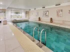 Strefa wellness z krytym basenem jest urządzona w stylu rzymskim