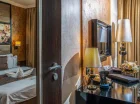 Pokoje wyposażono w sejf, ekspres do kawy Nespresso, minibar