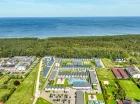 Jest położony zaledwie 400 m od plaży w miejscowości Grzybowo