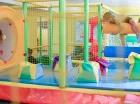 Jest także wewnętrzna sala zabaw z bezpiecznym torem przeszkód