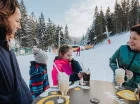 Na terenie ośrodka narciarskiego jest bar