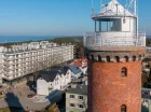 Resort Król Plaza sąsiaduje z zabytkową latarnią morską