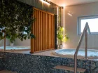 Hotel dysponuje strefą wellness z dwiema wannami jacuzzi