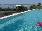 Najwyżej jest umieszczony basen bezkrawędziowy z widokiem na morze