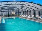 W kompleksie mieści się zewnętrzny basen ze stanowiskiem do hydromasażu