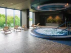 Wewnętrzne jacuzzi z widokiem na góry