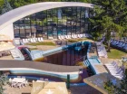 To hotel z basenami wewnętrznymi i zewnętrznymi