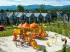 Resort mieści się w Kotlinie Jeleniogórskiej, u stóp Karkonoszy