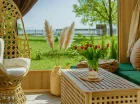 Domki urządzono w klimatycznym i przytulnym stylu boho