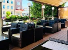 Restauracja posiada również zadaszony taras letni i bar z obsługą