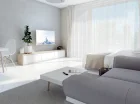Jest tu łóżko, sofa, aneks kuchenny, stolik, balkon i łazienka
