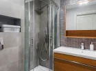 Przestronne łazienki wyposażono w kabiny prysznicowe