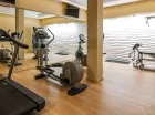 Sala fitness z urządzeniami do treningu siłowego i strefą cardio