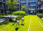 Apartamenty mieszczą się w nowoczesnym apartamentowcu