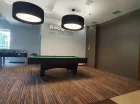 W hotelu jest strefa rozrywki ze stołem do bilarda i piłkarzykami