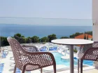 Balkon oferuje widok na kompleks basenowy oraz morze