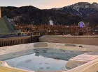 Na dachu ustawiono zewnętrzne jacuzzi z widokiem na Giewont