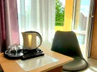 Pokoje wyposażono m.in. w zestaw do parzenia kawy i herbaty