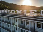 To obiekt o modernistycznej architekturze i przestronnych pokojach