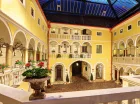 Hotel mieści się zabytkowym budynku obok parku Doblhoff
