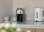 W każdym apartamencie jest czajnik i ekspres do kawy