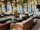 Hotel posiada też bar z tarasem przy basenie oraz Cocktail Bar przy promenadzie