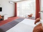 Pokoje i apartamenty mieszczą się w dwóch połączonych budynkach