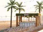 Przy beach barze są leżaki i inne udogodnienia