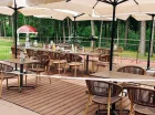 Latem hotelowa restauracja zaprasza do stolików na tarasie