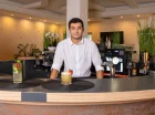 W hotelu jest bar, który zaprasza na pyszne drinki