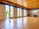 Jest także sala gimnastyczna oraz zewnętrzne boisko - baza sportowa w górach