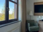 Pokoje wyposażono w sejf, minibar, szlafroki