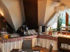 Rano restauracja przygotowuje dla gości śniadanie