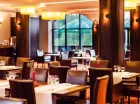 Hotelowa restauracja podaje gościom posiłki i zaprasza na dania z karty