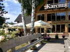 Zajazd oferuje regionalne jedzenie w tradycyjnej Karcmie