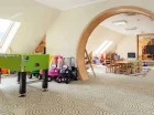 Jest przestronna sala zabaw, są organizowane animacje