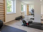 W sali fitness znajdują się różnorodne sprzęty do ćwiczeń